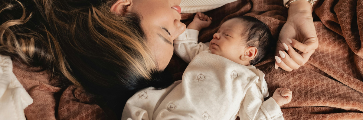 Madre y bebé juntos en casa
