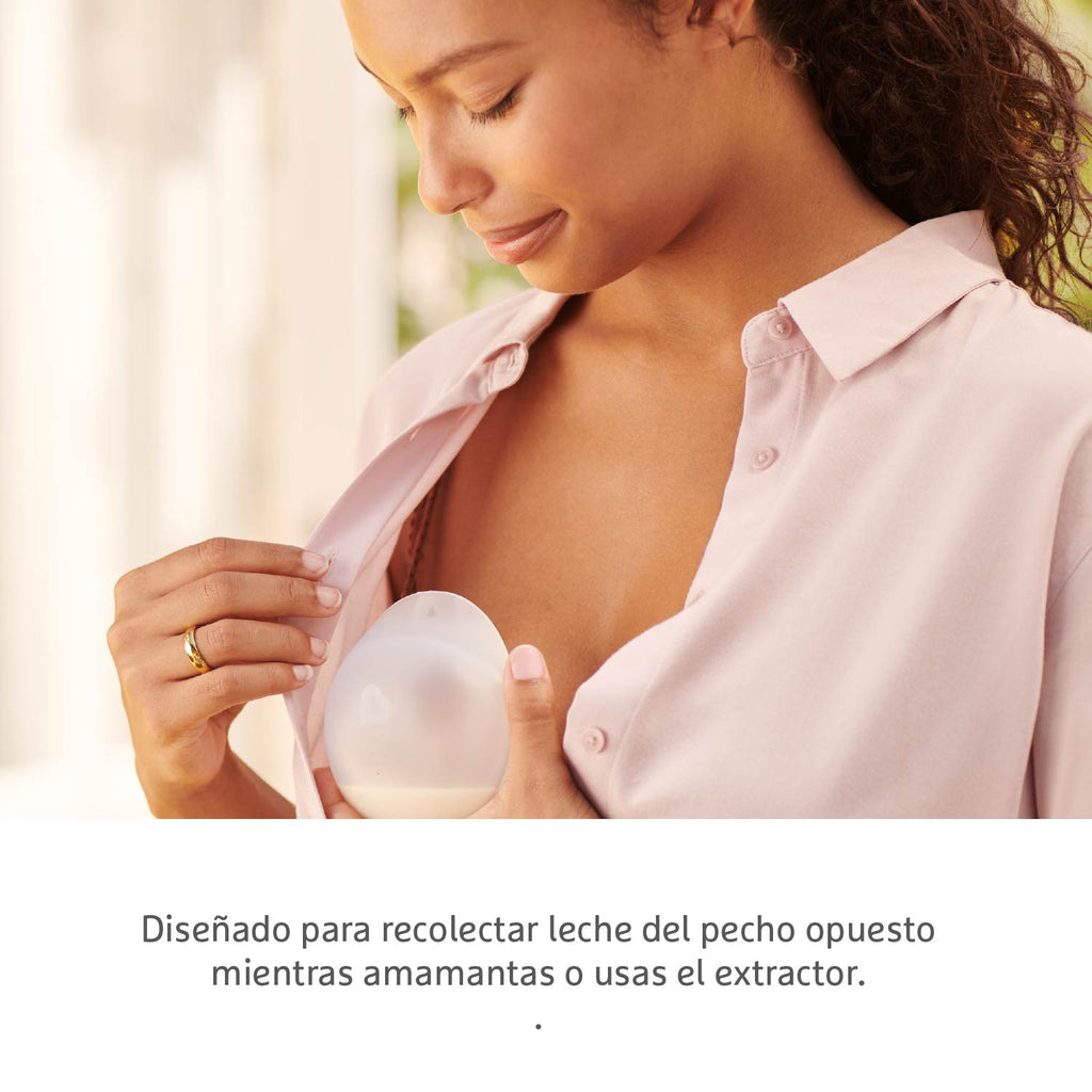 Mujer colocando una copa recolectora de leche Munchkin en el sujetador